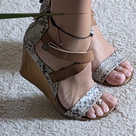 Kenneth Cole Snakeskin and Tan Wedge Sandals - Picture 1 of 13